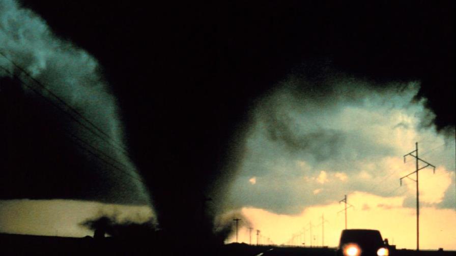 Al menos cinco muertos por el paso de varios tornados en Estados Unidos Al menos cinco muertos por el paso de varios tornados en Estados Unidos
