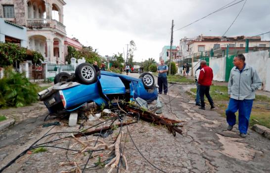 “Vi como una candela, empezó a caerse todo”, dice cubana sobre tornado 