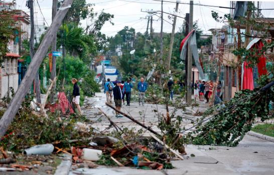 “Vi como una candela, empezó a caerse todo”, dice cubana sobre tornado 