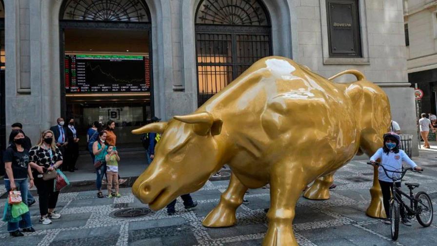 El toro dorado estilo Wall Street mandado a chiqueros por la puerta de atrás