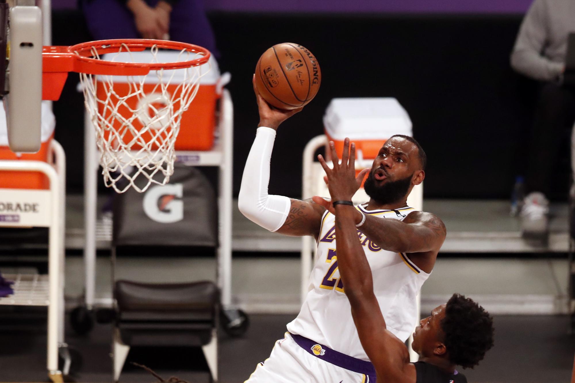LeBron James, en acción en la jornada de la NBA del 2 de mayo del 2021. (EFE/Etienne Laurent)