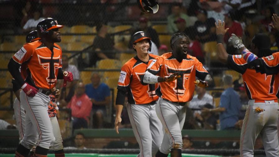 Los Toros en su racha logran primera victoria en el Estadio Quisqueya-Juan Marichal