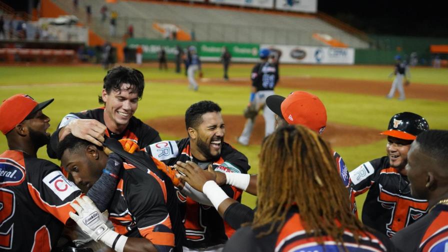 Toros aprovechan los errores del Licey y ganan por ocasión número 11 en forma corrida