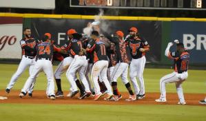 Los Toros se colocan al borde de la serie final al derrotar en 12 entradas a los Leones