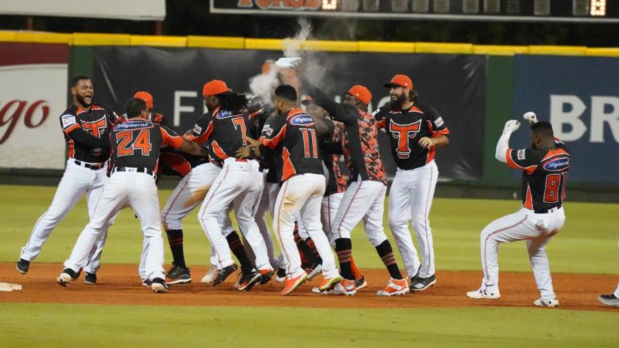 Los Toros se colocan al borde de la serie final al derrotar en 12 entradas a los Leones