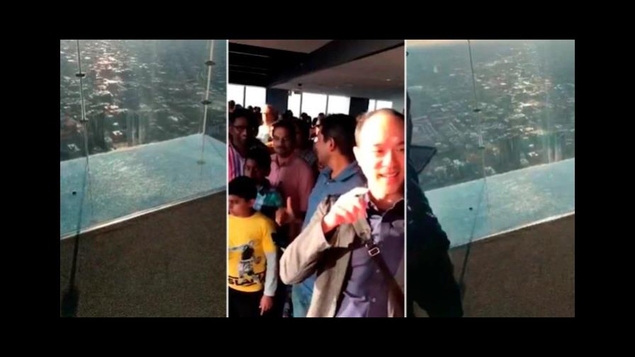 Se agrieta vidrió del mirador de la Torre Willis y los visitantes entran en pánico