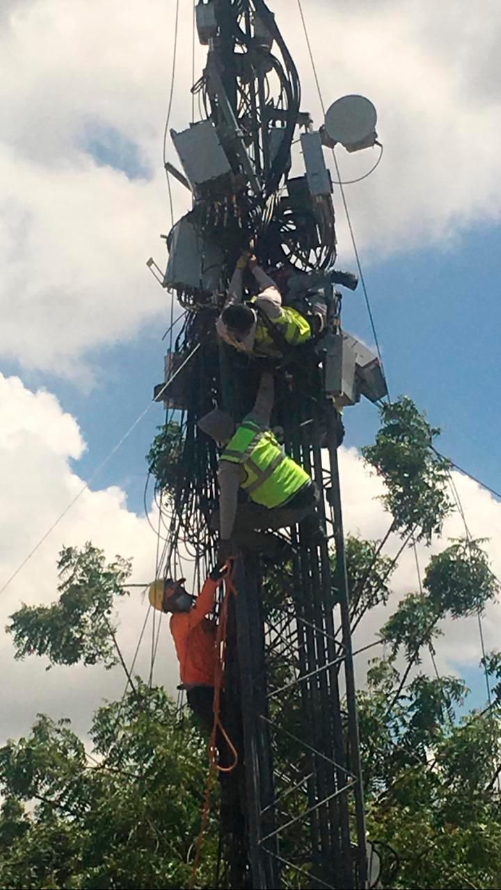 Dos técnicos quedan atrapados en torre de transmisión en San Pedro de Macorís 