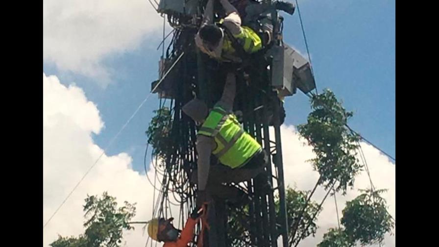 Dos técnicos quedan atrapados en torre de transmisión en San Pedro de Macorís 