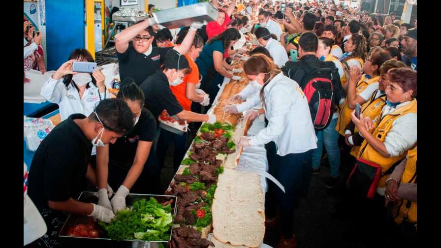 Elaboran la “torta más grande del mundo” en menos de tres minutos