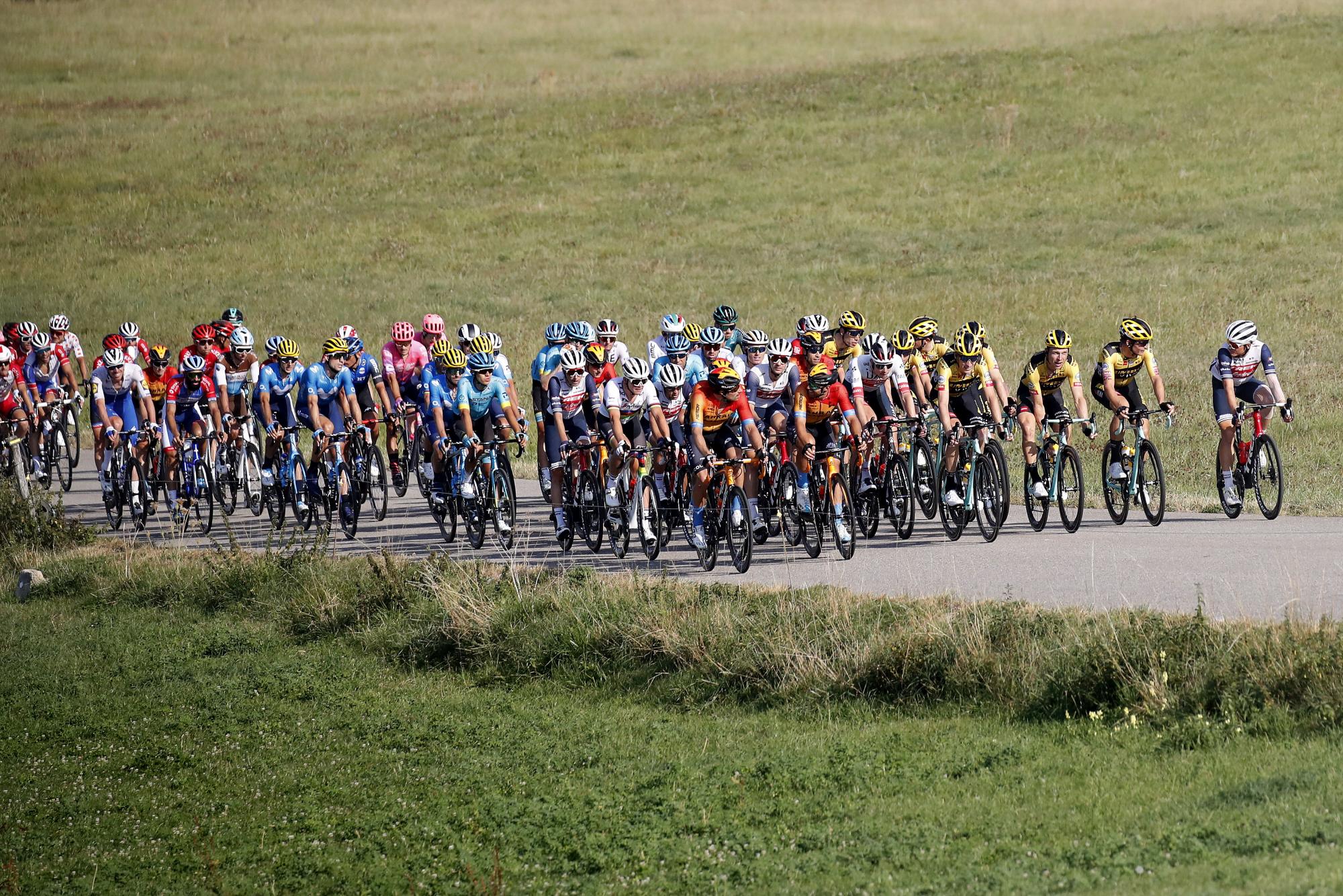 El pelotón de ciclista en el Tour de Francia en la jornada del 18/09/2020. (EFE/Sebastien Nogier)