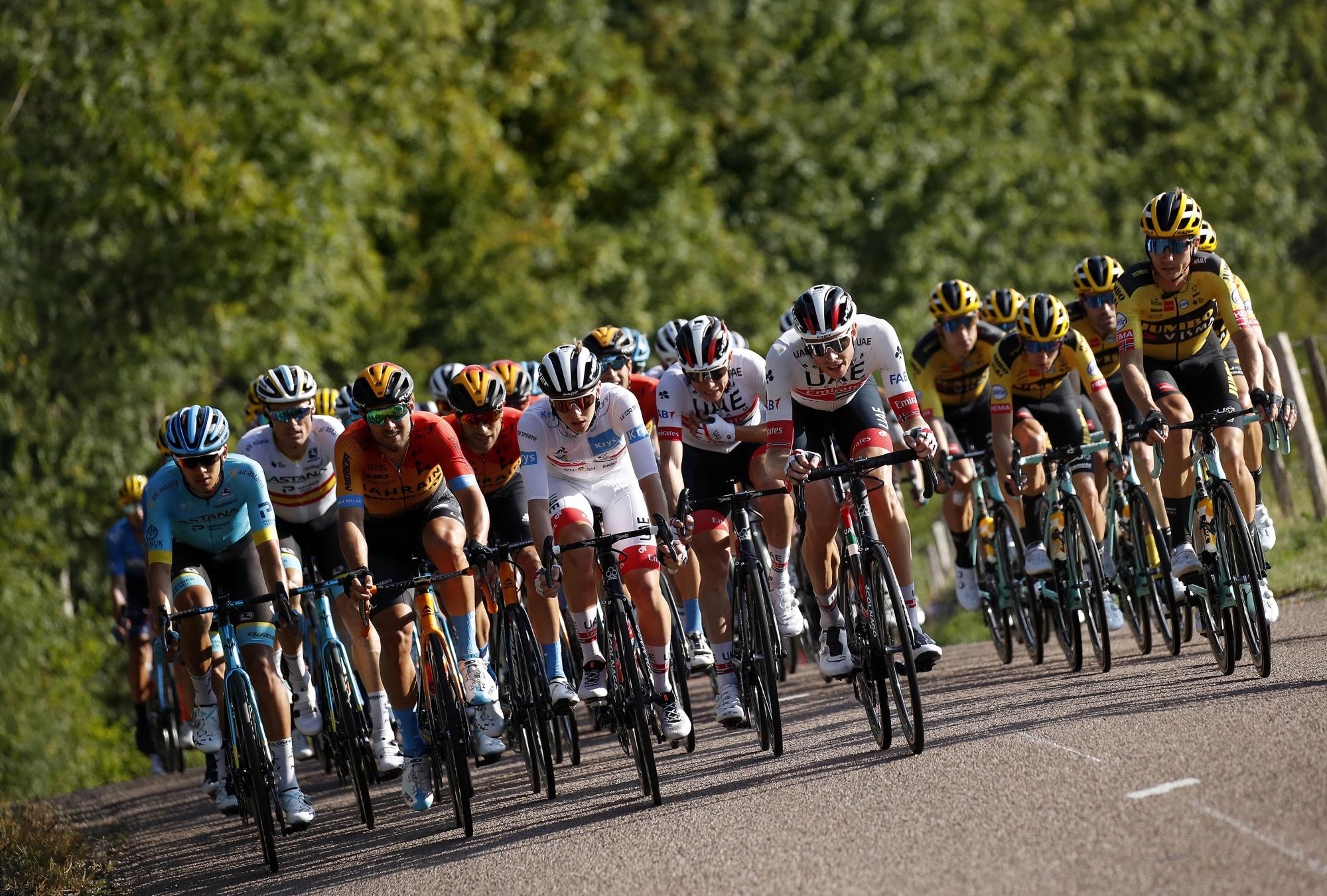 El pelotón de ciclista en el Tour de Francia en la jornada del 18/09/2020. (EFE/Sebastien Nogier)
