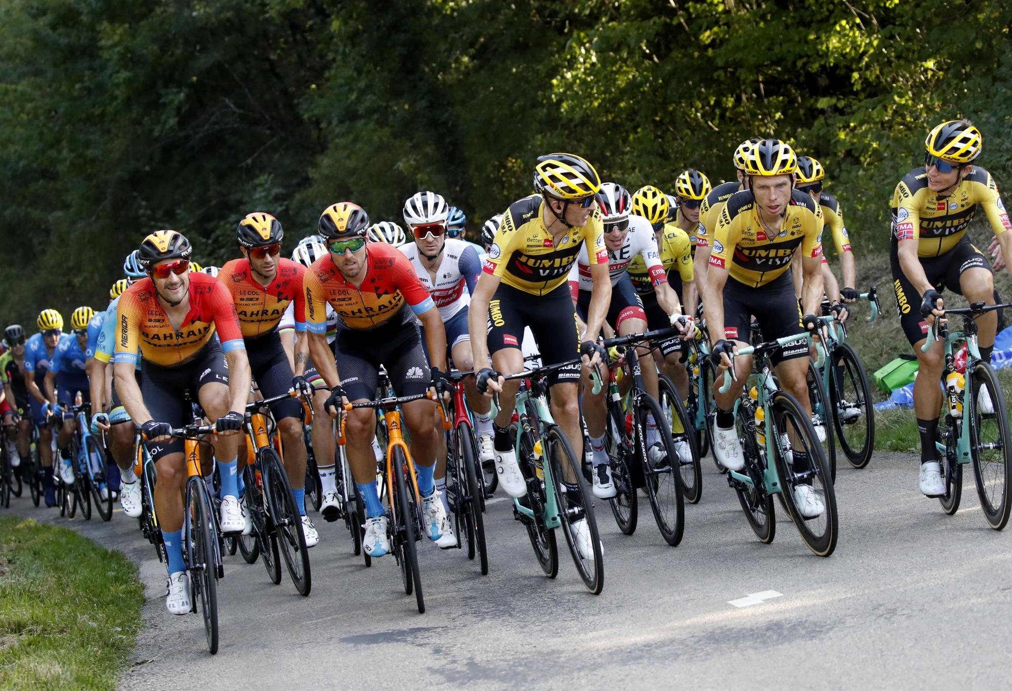 El pelotón de ciclista en el Tour de Francia en la jornada del 18/09/2020. (EFE/Sebastien Nogier)