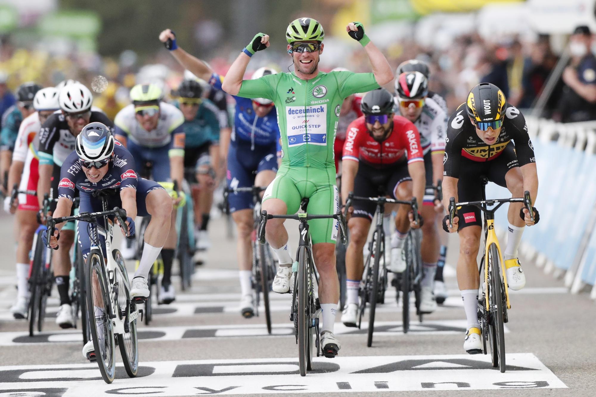 El piloto británico del Green Jersey, Mark Cavendish, del equipo Deceuninck Quick-Step, celebra al cruzar la línea de meta y ganar la décima etapa del Tour de Francia 2021 en 190,7 km desde Albertville a Valence, Francia, el 6 de julio de 2021. (EFE/EPA/Guillaume Horcajuelo)