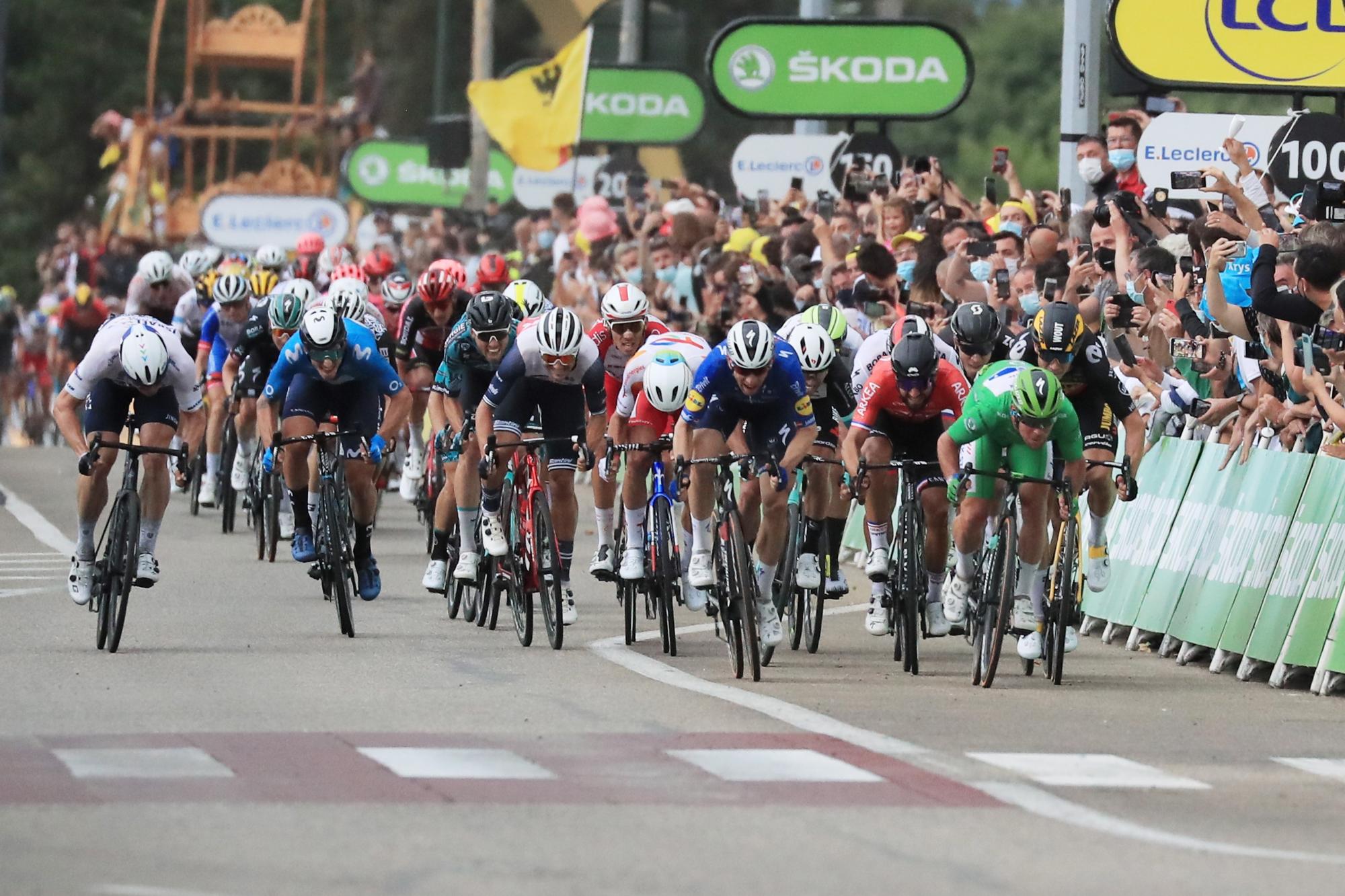 El piloto británico del Green Jersey Mark Cavendish del equipo Deceuninck Quick-Step (2-R) lidera el pelotón cuando se acercan a la línea de meta durante la décima etapa del Tour de Francia 2021 en 190,7 km desde Albertville a Valence, Francia, el 6 de julio de 2021. (EFE/EPA/Christophe Petit-Tesson)
