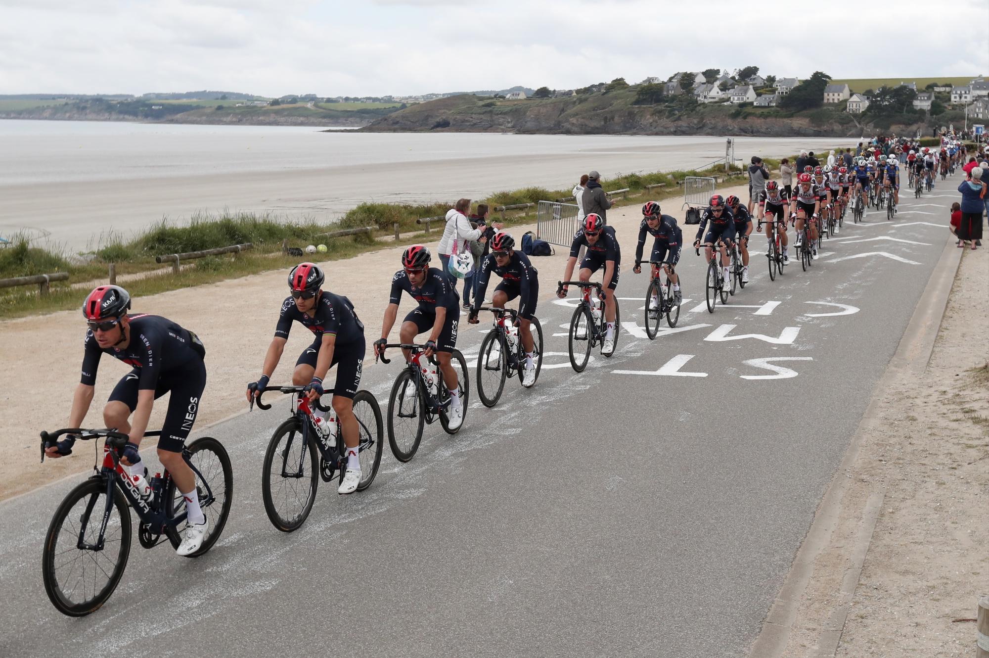 Pilotos del equipo Ineos Grenadiers durante la 1a etapa del Tour de Francia 2021, a lo largo de 197,8km desde Brest a Landerneau, Francia, 26 de junio de 2021.(EFE/EPA/Guillaume Horcajuelo)