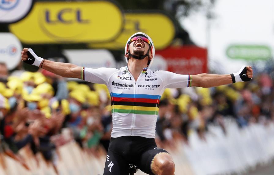 Vídeo | Alaphilippe cambia el maillot arcoíris por el amarillo en Tour de Francia