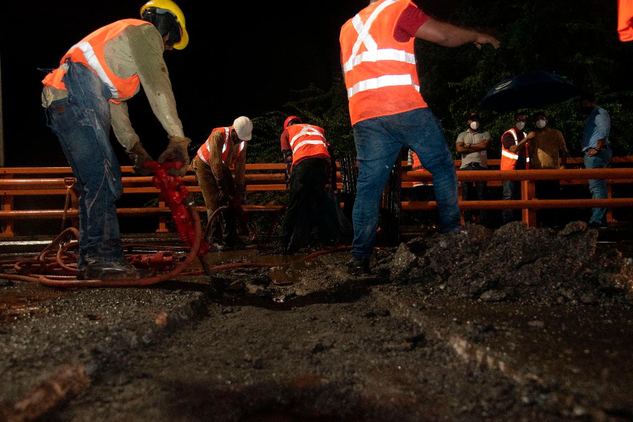 Trabajadorse de Obras Públicas durante la intervención en el upente Juan Bosch.