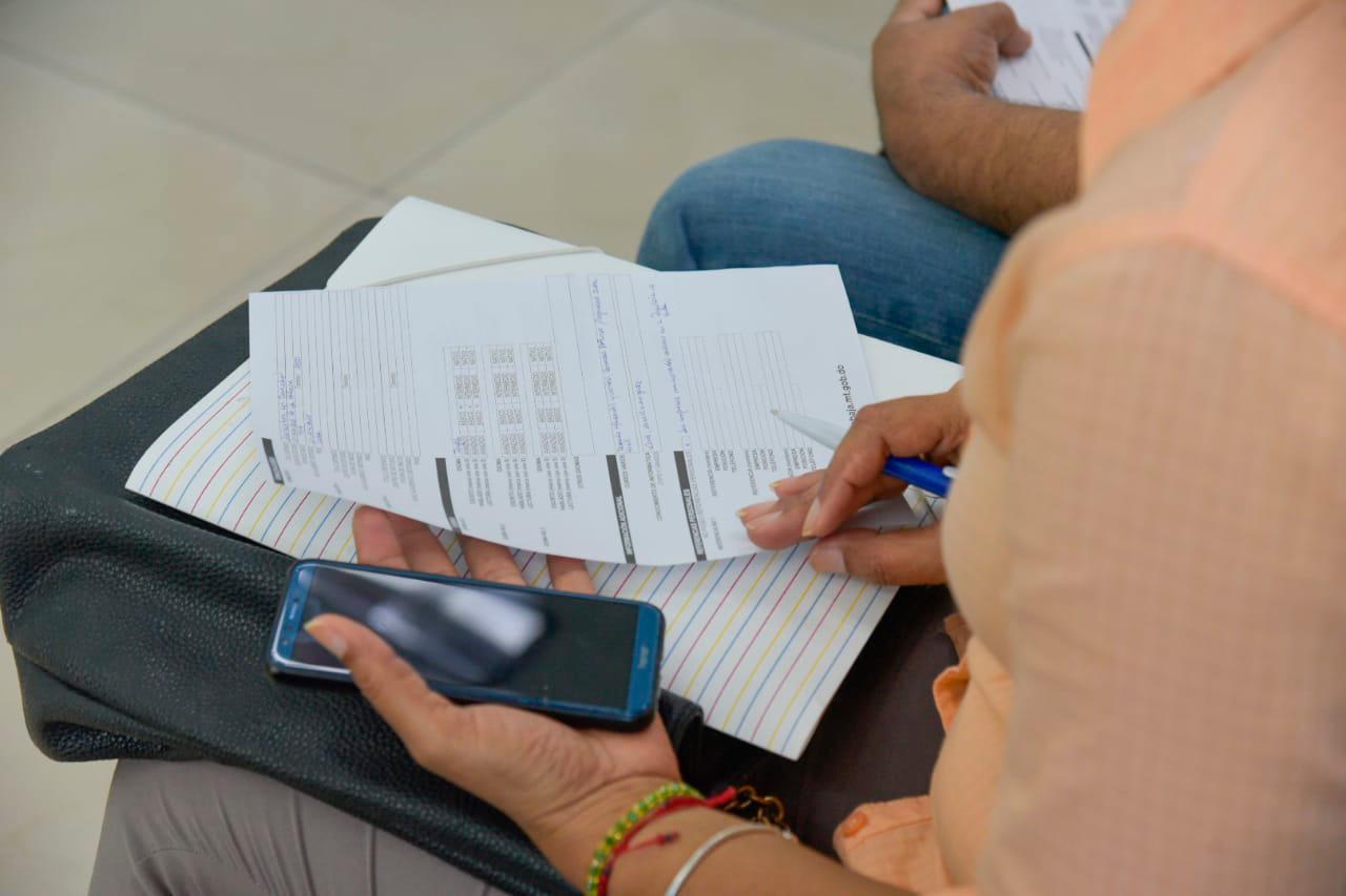 Hasta el mediodía habían depositado sus documentos 16 hombres y 24 mujeres. 