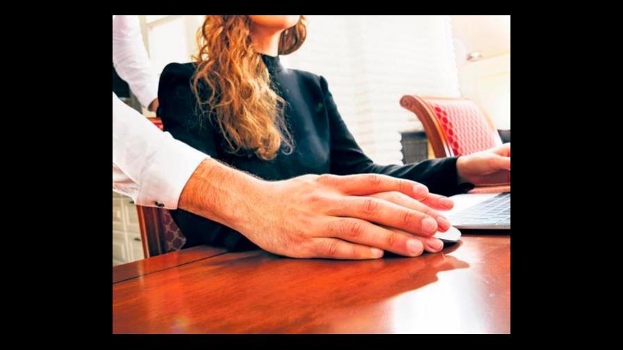 Coquetear en el trabajo no es acoso sexual y aleja el insomnio, según estudio