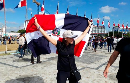 Continúan llegando, bajo el  candente sol, cientos de personas a la Plaza de la Bandera