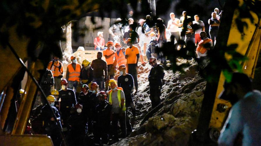 Tragedia en Baní: derrumbe sepulta a tres miembros de una familia