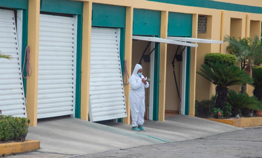 Traje de protección usado por una empleada de un motel. 