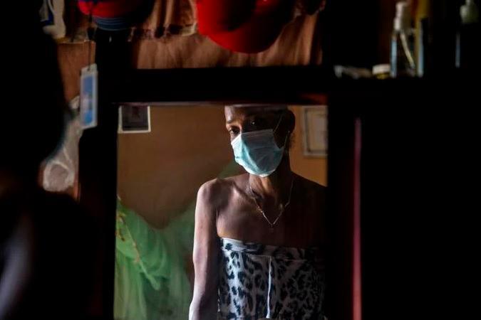 Trabajadoras sexuales trans desafían la pandemia, pero se desploma su demanda