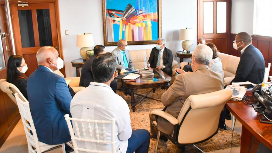 Ministro de Salud Pública se reúne con la comisión de transición gubernamental 