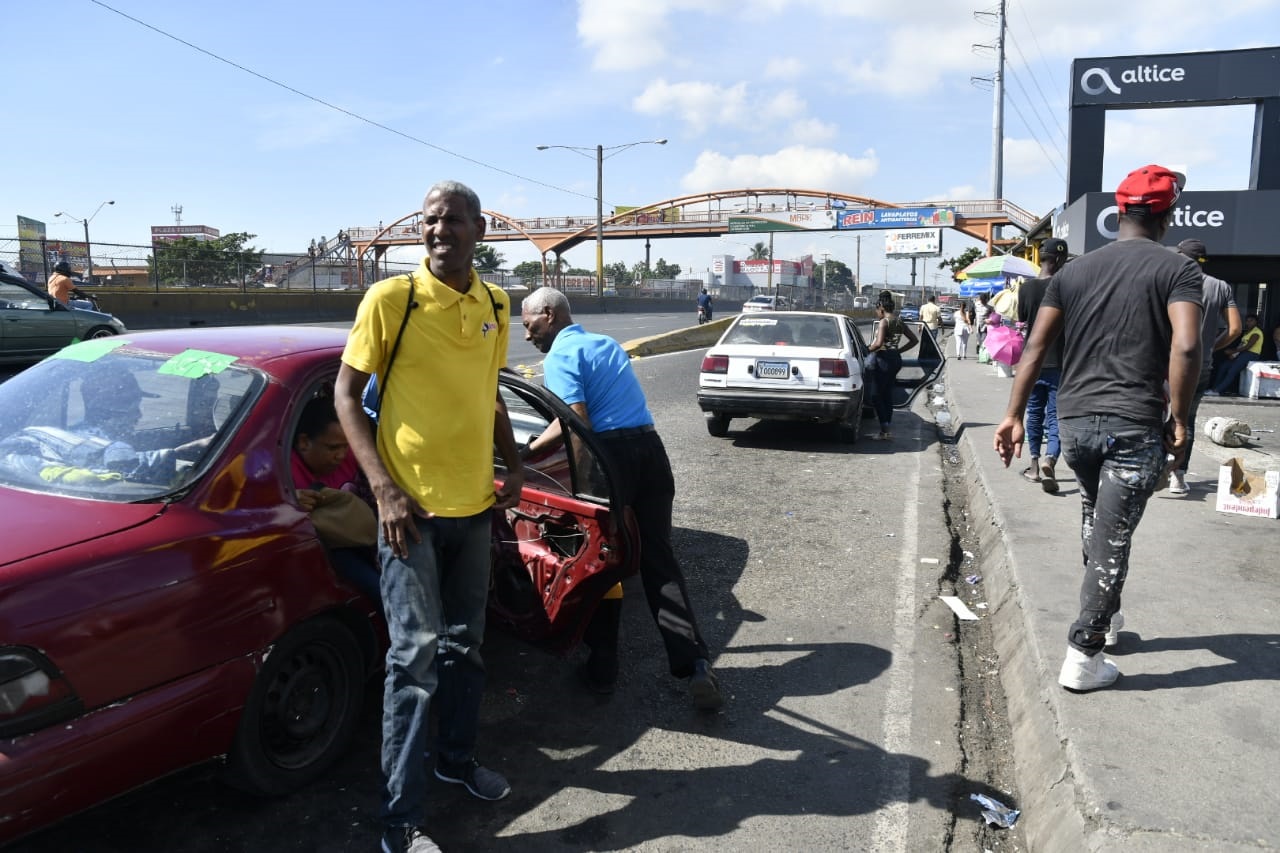 El transporte en el kilómetro 9 de la autopista Duarte del Distrito Nacional a las 11:00 de la mañana de este martes 27 de noviembre de 2018, durante el paro que convocaron varias organizaciones.