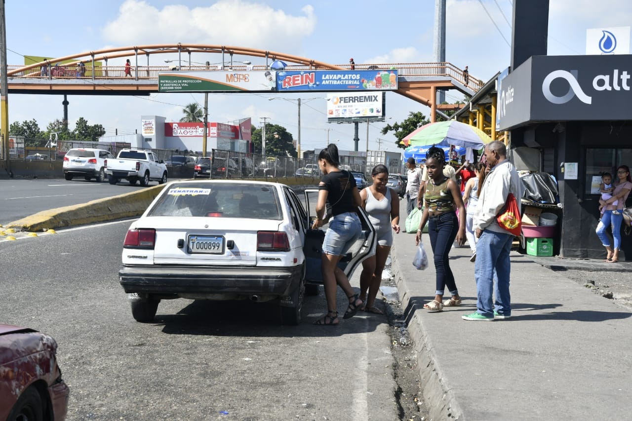 El transporte en el kilómetro 9 de la autopista Duarte del Distrito Nacional a las 11:00 de la mañana de este martes 27 de noviembre de 2018, durante el paro que convocaron varias organizaciones.