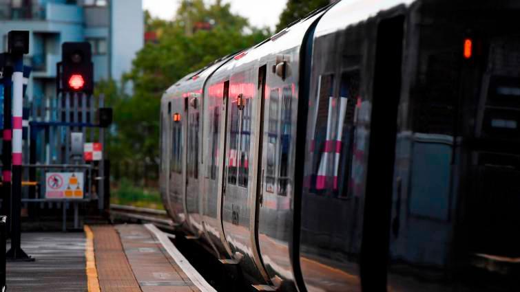 Apagón masivo en Reino Unido afecta al sistema de trenes y a los aeropuertos