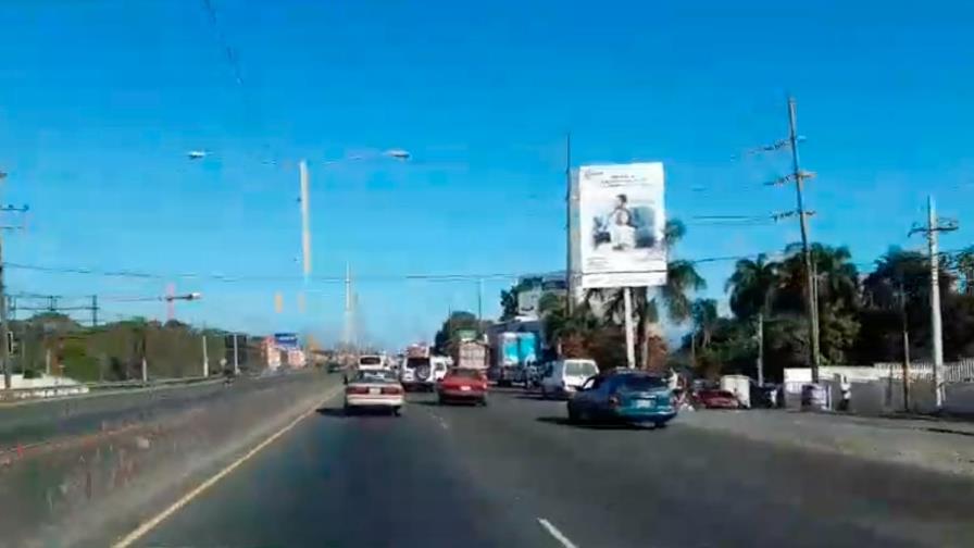 Clientes asisten al Merca Santo Domingo a adquirir productos