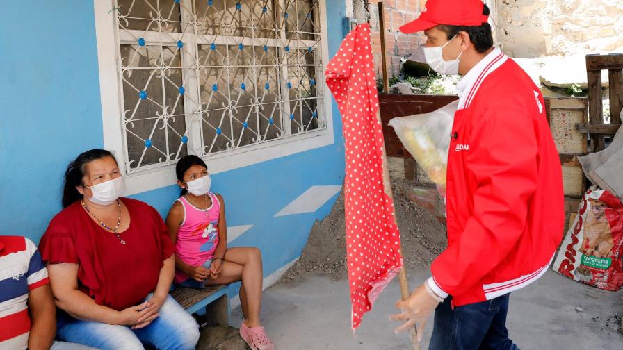 Un trapo rojo: el SOS de los más pobres en Colombia en medio de la cuarentena por coronavirus