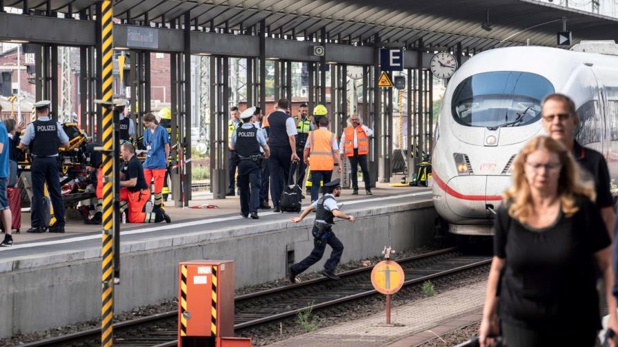 Muere niño atropellado por tren tras ser empujado en Alemania