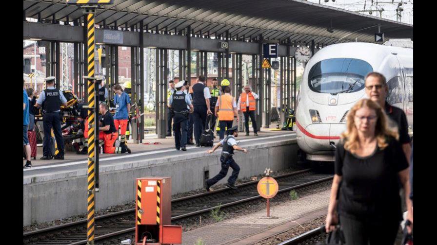 Hombre empuja a niño y a su madre a las vías de un tren en Alemania; el chico muere