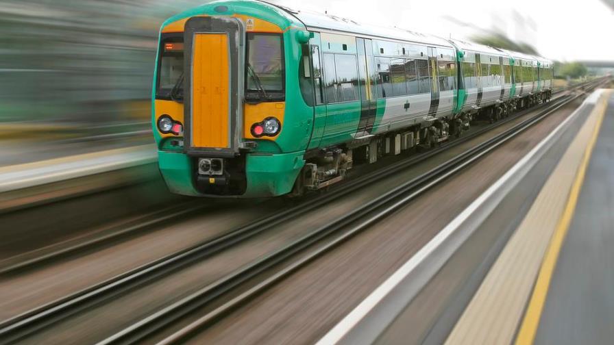 Fallece egipcio al ser obligado a saltar de tren en marcha por no tener billete