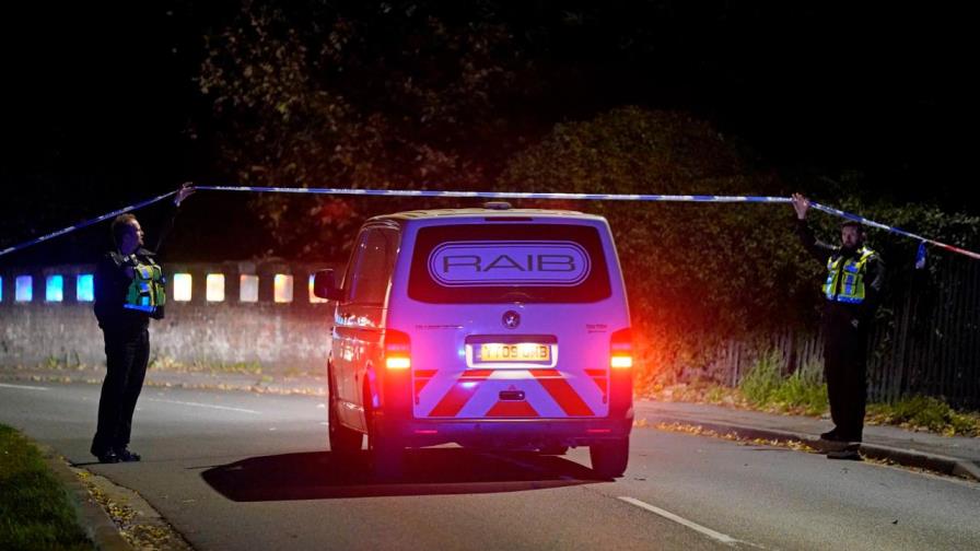 Chocan dos trenes de pasajeros en Gran Bretaña; hay heridos