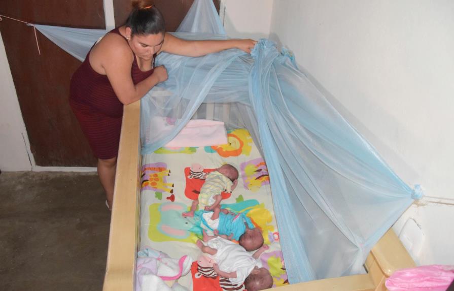 Pareja pide ayuda para sus hijas trillizas recién nacidas en La Vega