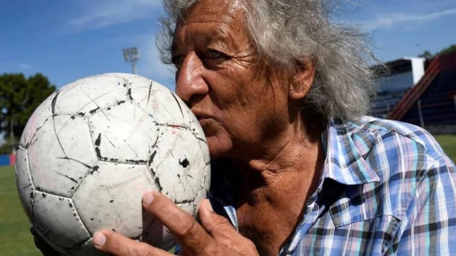 Muere ex futbolista argentino Trinche Carlovich tras asalto