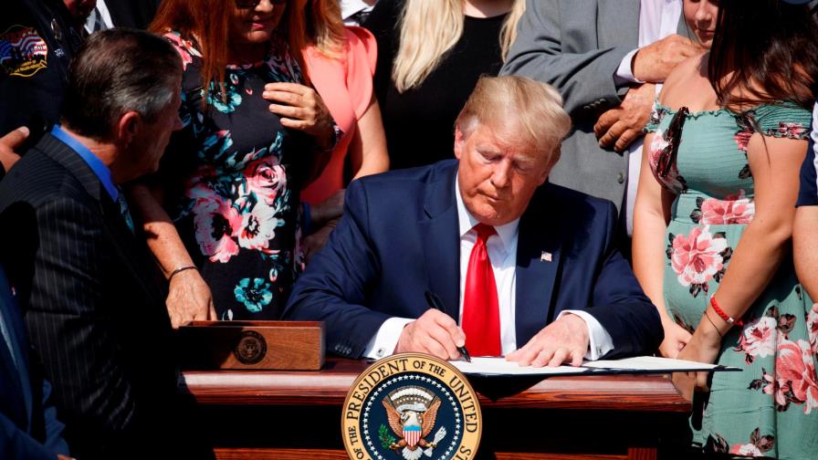 Trump firma ley para financiar los cuidados médicos de los héroes del 11-S