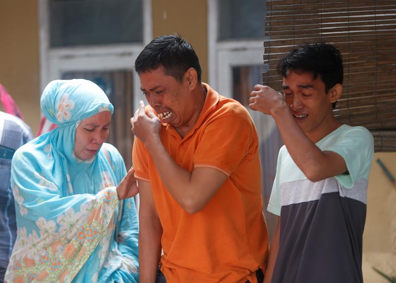 Los familiares lloran la perdida de sus parientes