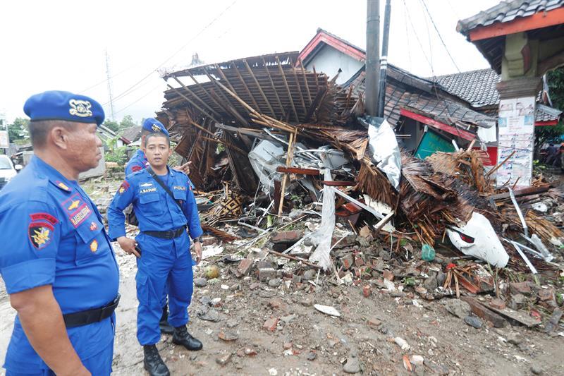 Al menos 222 fallecidos por un tsunami en el estrecho indonesio de Sonda