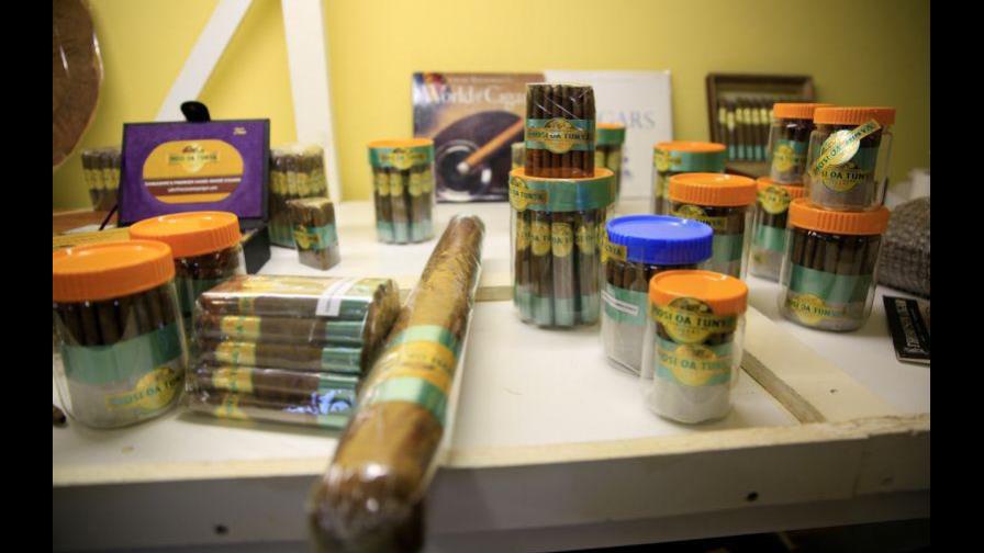Puros de Zimbabue, el humo que truena con aroma dominicano