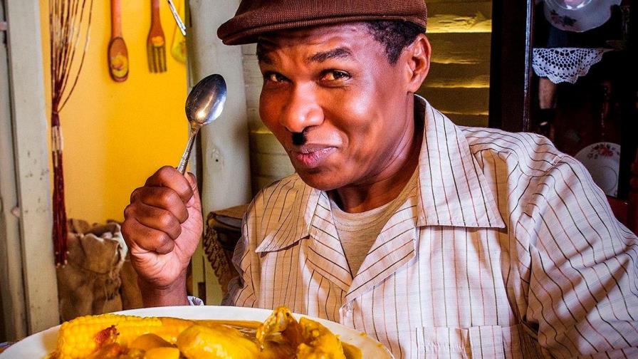 Le “quitan” personaje de Tubérculo Gourmet a Raymond Pozo 