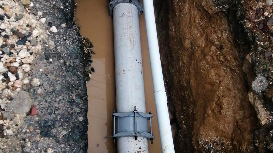 Caasd corrige fuga de agua en barrio Nuevo Amanecer