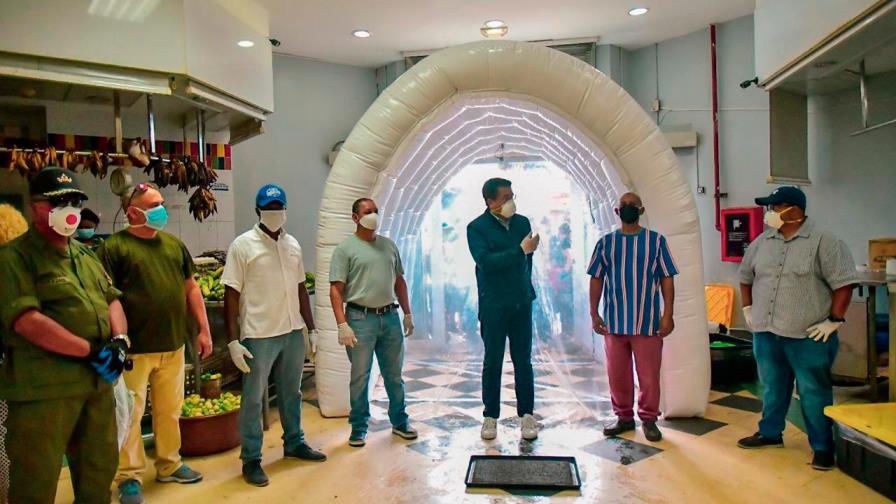 Alcalde Collado coloca segundo túnel sanitizante en mercado de Cristo Rey 