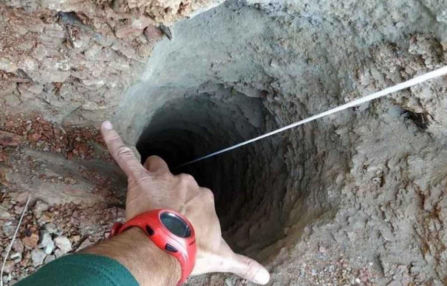 Cómo buscan sacar niño que cayó en hoyo de 110 metros de profundidad en España