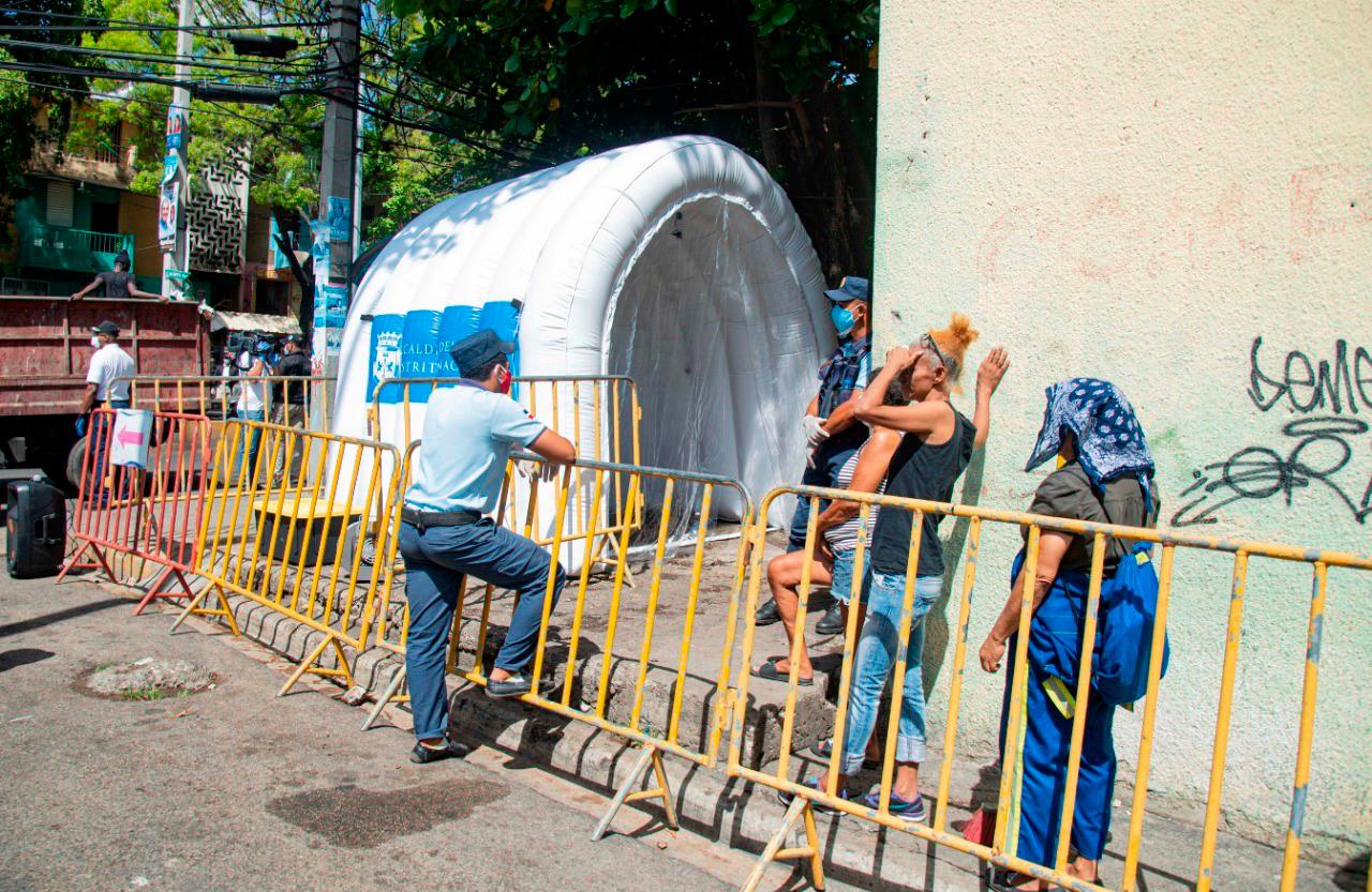 La gente comenzó a pasar por el túnel desde el momento que fue instalado. 