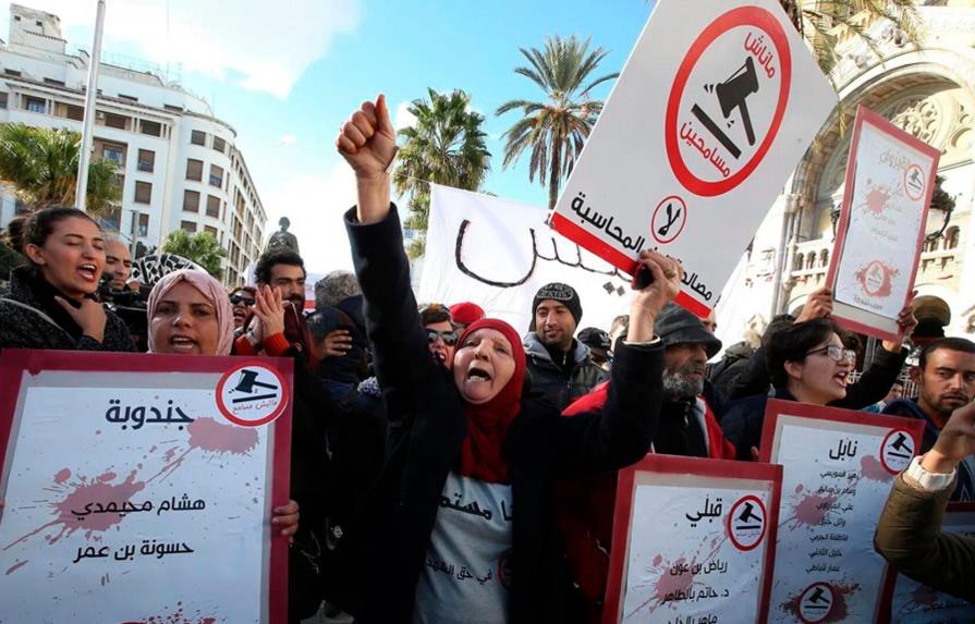 Miles de tunecinos celebran el cese del Gobierno y suspensión del Parlamento