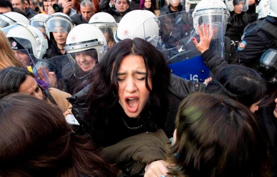 Acusan de ofensas a feministas turcas por cantar “Un violador en tu camino”